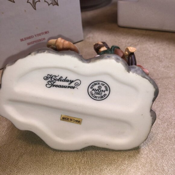 AVON Nativity Shepherds Holiday Treasures Porcelain Figurine 2002 In Box - Picture 9 of 9